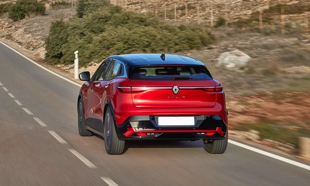 Фото Renault Megane — вид сзади, фото 3. Корма в красном цвете: графика фонарей и пластика пятой двери. Светодиодная полоса или раздельные секции — задняя оптика стала главным украшением кормы Renault Megane — вид сзади, фото 3