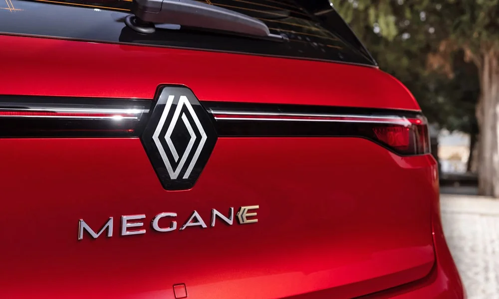 Фото Renault Megane — вид сзади, фото 4. Корма в красном цвете: графика фонарей и пластика пятой двери. Насадки выхлопа или их имитация внизу бампера различают версии Renault Megane — вид сзади, фото 4
