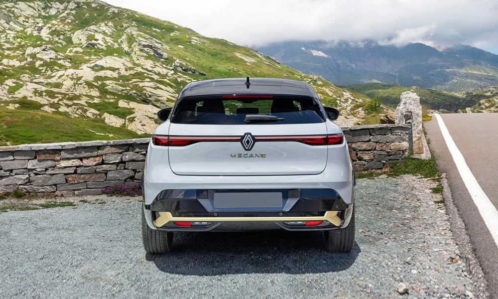 Фото Renault Megane — вид сзади, фото 5. Графика фонарей, бампер и оформление пятой двери. Насадки выхлопа или их имитация внизу бампера различают версии Renault Megane — вид сзади, фото 5