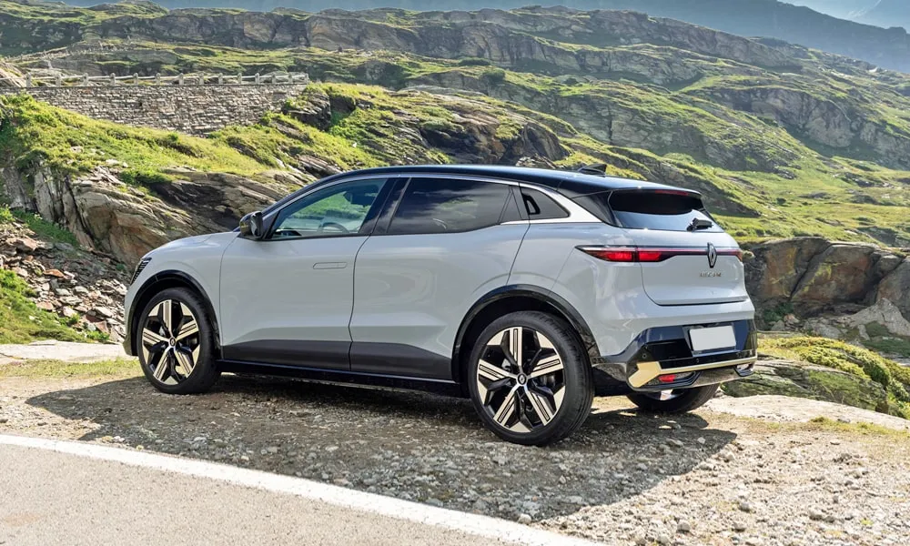 Фото Renault Megane — вид сзади, фото 6. Графика фонарей, бампер и оформление пятой двери. Светодиодная полоса или раздельные секции — задняя оптика стала главным украшением кормы Renault Megane — вид сзади, фото 6
