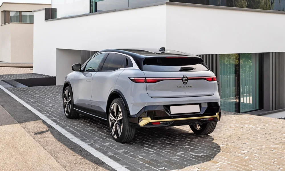 Фото Renault Megane — вид сзади, фото 7. Графика фонарей, бампер и оформление пятой двери. Насадки выхлопа или их имитация внизу бампера различают версии Renault Megane — вид сзади, фото 7