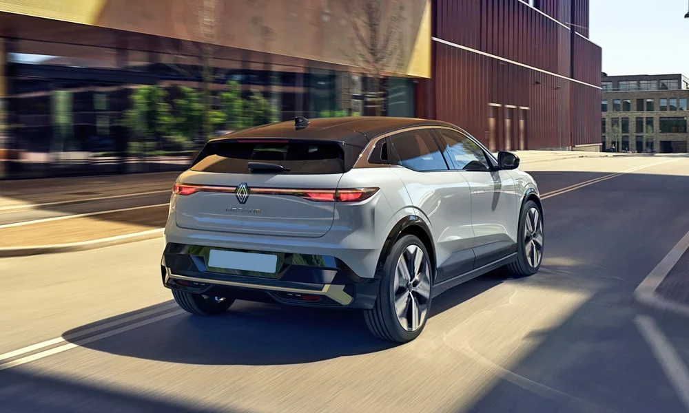 Фото Renault Megane — вид сзади, фото 8. Графика фонарей, бампер и оформление пятой двери. Светодиодная полоса или раздельные секции — задняя оптика стала главным украшением кормы Renault Megane — вид сзади, фото 8