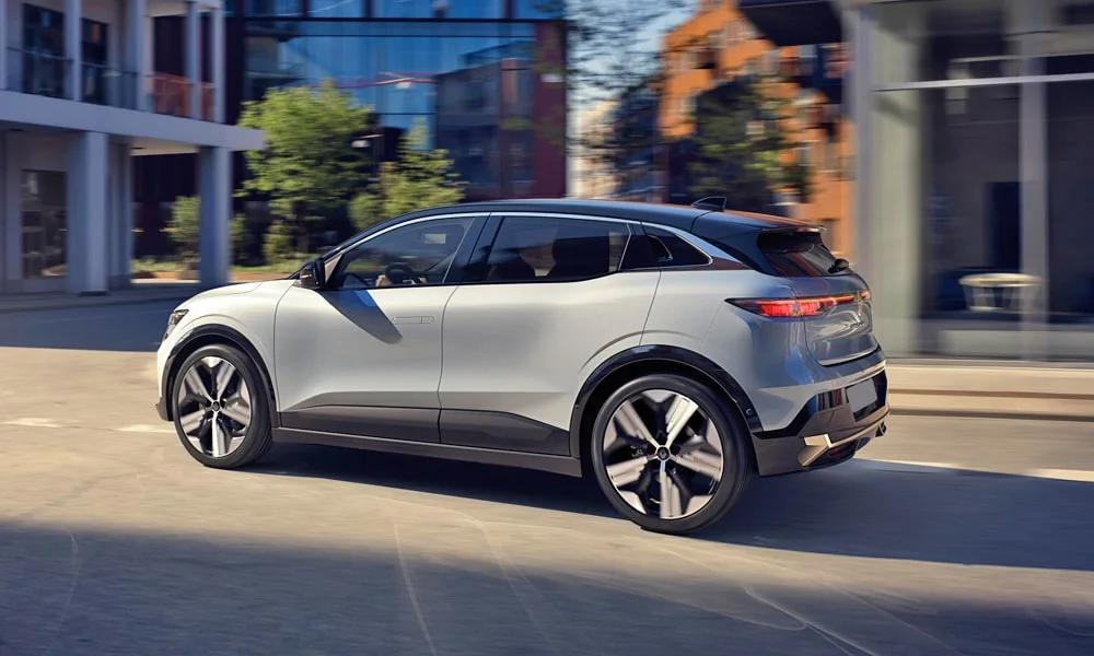 Фото Renault Megane — вид сзади, фото 9. Графика фонарей, бампер и оформление пятой двери. Светодиодная полоса или раздельные секции — задняя оптика стала главным украшением кормы Renault Megane — вид сзади, фото 9