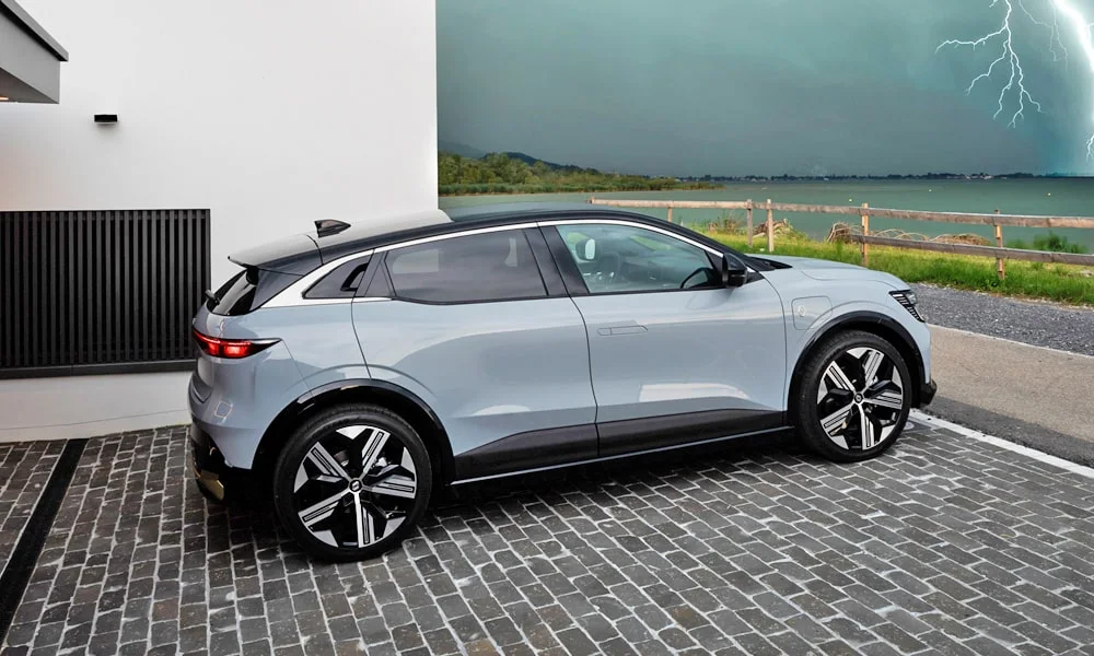 Фото Renault Megane — вид сзади, фото 10. Графика фонарей, бампер и оформление пятой двери. Светодиодная полоса или раздельные секции — задняя оптика стала главным украшением кормы Renault Megane — вид сзади, фото 10
