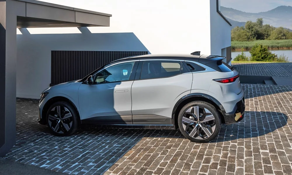 Фото Renault Megane — вид сзади, фото 11. Графика фонарей, бампер и оформление пятой двери Renault Megane — вид сзади, фото 11
