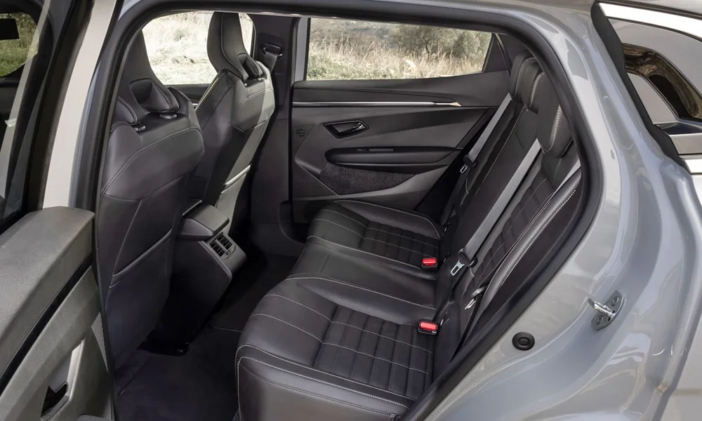 Фото Renault Megane — задние сиденья. Посадка второго ряда: подголовники и подлокотник. Крепления ISOFIX для детских кресел — в основании спинки Renault Megane — задние сиденья