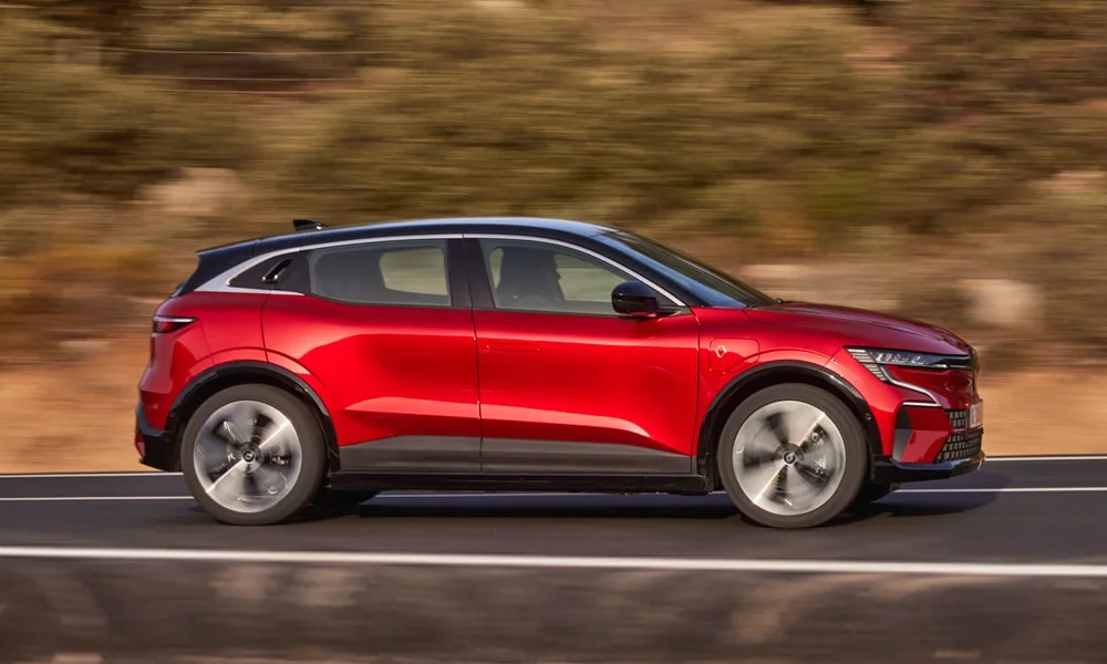 Фото Renault Megane — вид сбоку, фото 2. Сбоку читаются линия остекления и характер выштамповок на красном кузове Renault Megane — вид сбоку, фото 2