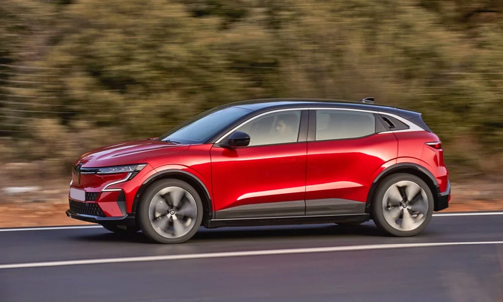 Фото Renault Megane — вид сбоку, фото 3. Профиль кузова: колёсная база, свесы и линия остекления. Длинная база — простор второго ряда; короткие свесы упрощают парковку Renault Megane — вид сбоку, фото 3