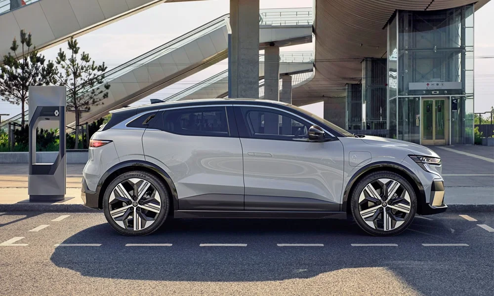Фото Renault Megane — вид сбоку, фото 4. Профиль кузова: колёсная база, свесы и линия остекления. Хромированные или чёрные молдинги окон отличают комплектации Renault Megane — вид сбоку, фото 4