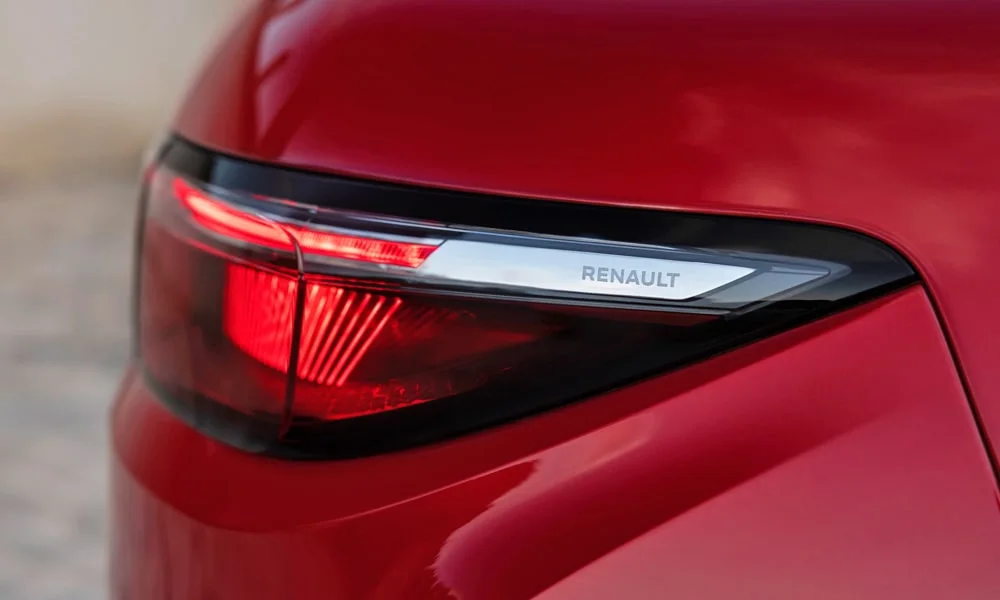 Фото Renault Megane — задние фонари. Рассеиватель фонаря вблизи: компоновка секций габарита, стопа и поворотника. Динамические поворотники с бегущей индикацией встречаются в старших комплектациях Renault Megane — задние фонари