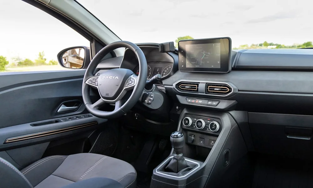 Фото Renault Sandero Stepway (2024) — передняя панель. Компоновка экранов, дефлекторов и консоли. Мягкие материалы верхнего яруса и вставки задают уровень интерьера Renault Sandero Stepway (2024) — передняя панель