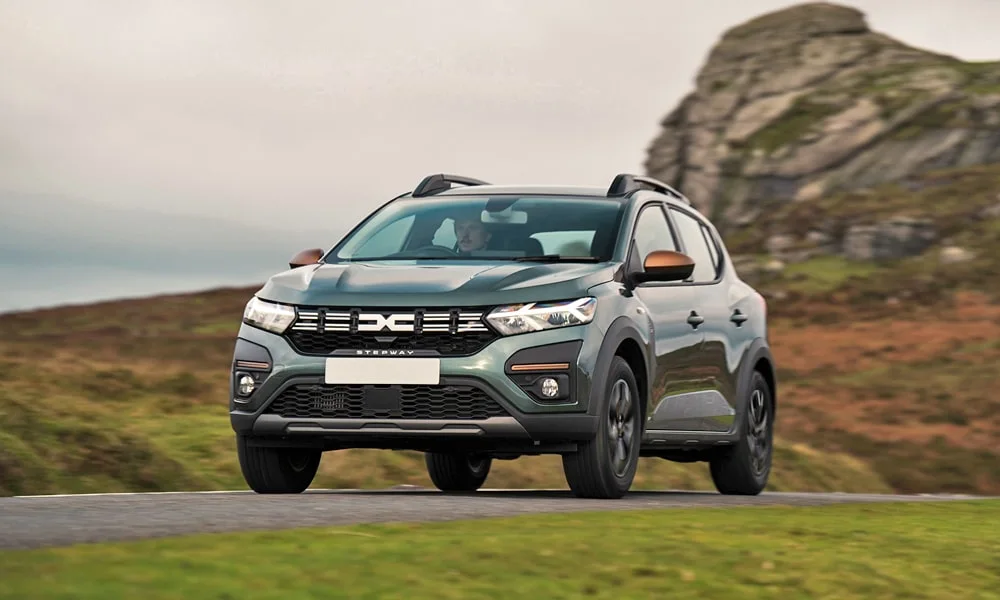 Фото Renault Sandero Stepway (2024) — вид спереди, фото 4. Анфас: пропорции капота, посадка кузова и графика ходовых огней Renault Sandero Stepway (2024) — вид спереди, фото 4