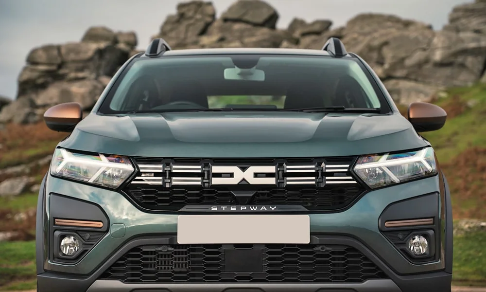 Фото Renault Sandero Stepway (2024) — вид спереди, фото 5. Анфас: пропорции капота, посадка кузова и графика ходовых огней. Рисунок ходовых огней — подпись модели, по нему её узнают в потоке Renault Sandero Stepway (2024) — вид спереди, фото 5