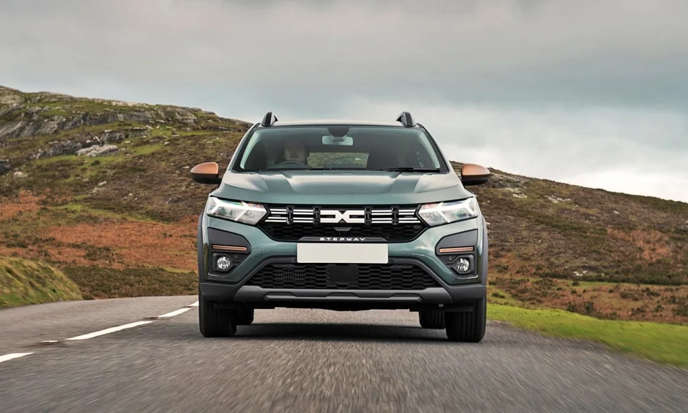 Фото Renault Sandero Stepway (2024) — вид спереди, фото 6. Анфас: пропорции капота, посадка кузова и графика ходовых огней. Дневные ходовые огни включаются автоматически с запуском Renault Sandero Stepway (2024) — вид спереди, фото 6