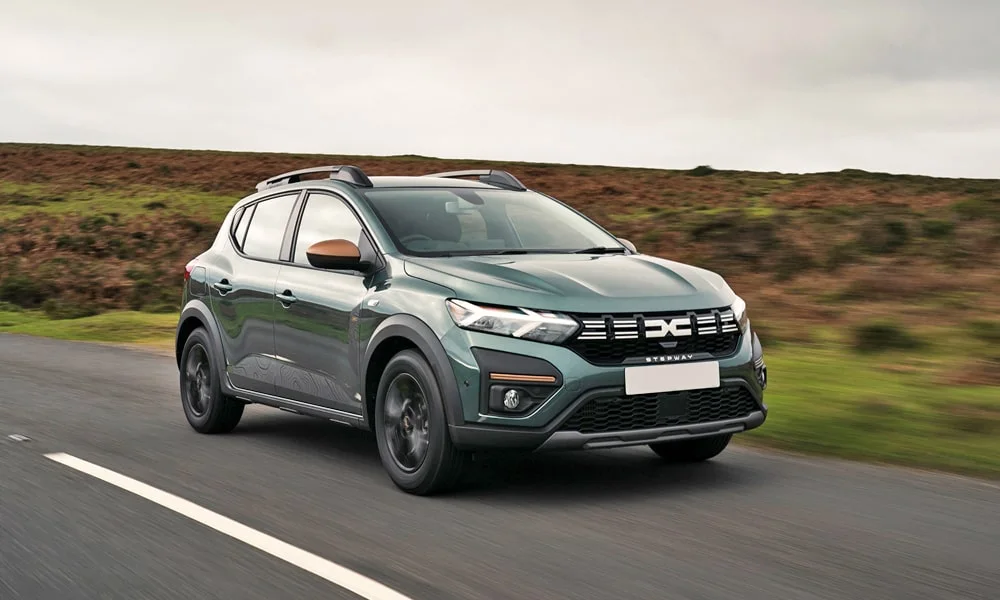 Фото Renault Sandero Stepway (2024) — вид спереди, фото 7. Анфас: пропорции капота, посадка кузова и графика ходовых огней. Рисунок ходовых огней — подпись модели, по нему её узнают в потоке Renault Sandero Stepway (2024) — вид спереди, фото 7