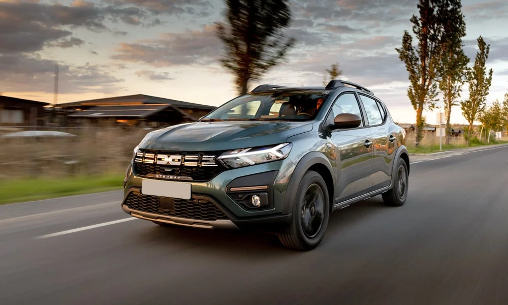 Фото Renault Sandero Stepway (2024) — вид спереди, фото 8. Оптика, решётка и бампер — первое впечатление о модели. Рисунок ходовых огней — подпись модели, по нему её узнают в потоке Renault Sandero Stepway (2024) — вид спереди, фото 8