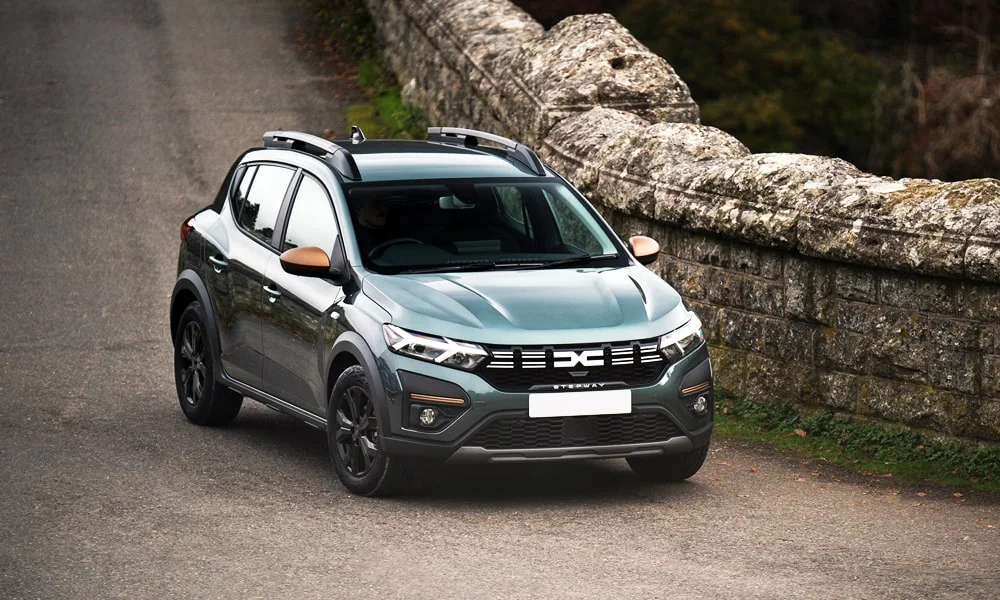 Фото Renault Sandero Stepway (2024) — вид спереди, фото 9. Оптика, решётка и бампер — первое впечатление о модели. Дневные ходовые огни включаются автоматически с запуском Renault Sandero Stepway (2024) — вид спереди, фото 9