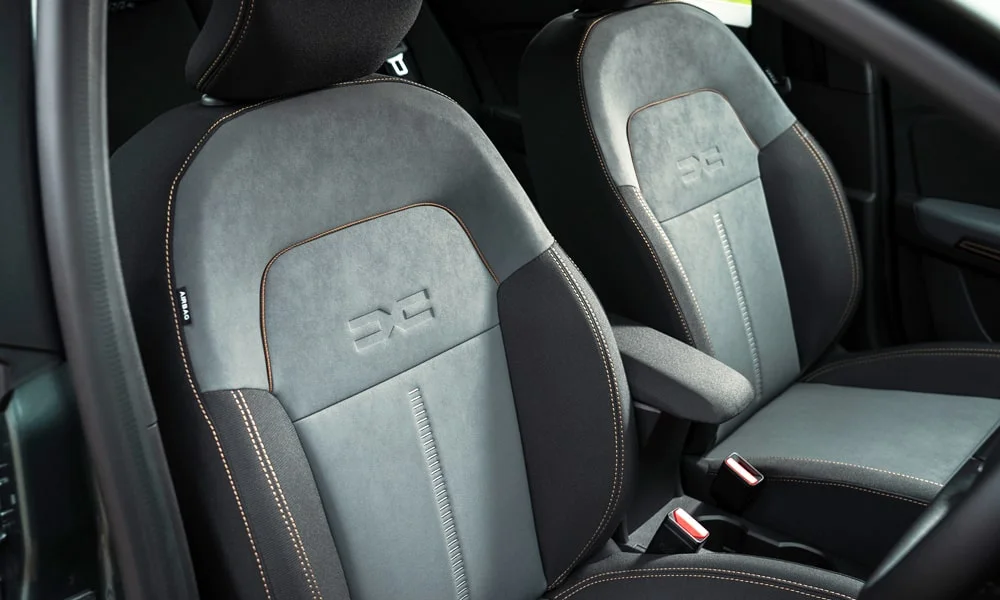 Фото Renault Sandero Stepway (2024) — передние сиденья. Профиль кресел: боковая поддержка и подголовники. Выраженная боковая поддержка держит в поворотах Renault Sandero Stepway (2024) — передние сиденья