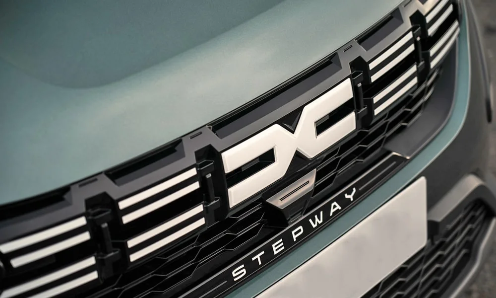 Фото Renault Sandero Stepway (2024) — решётка радиатора. Рисунок решётки: сетка, ламели или глухая панель у электроверсий Renault Sandero Stepway (2024) — решётка радиатора