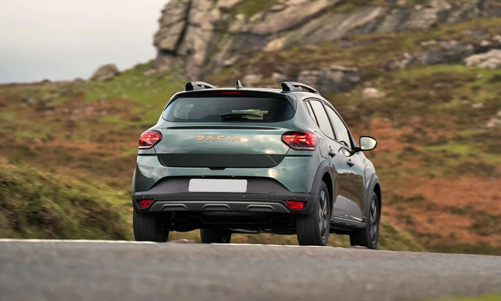 Фото Renault Sandero Stepway (2024) — вид сзади, фото 3. Линия крыши, стойки и задняя дверь в зелёном исполнении. Светодиодная полоса или раздельные секции — задняя оптика стала главным украшением кормы Renault Sandero Stepway (2024) — вид сзади, фото 3