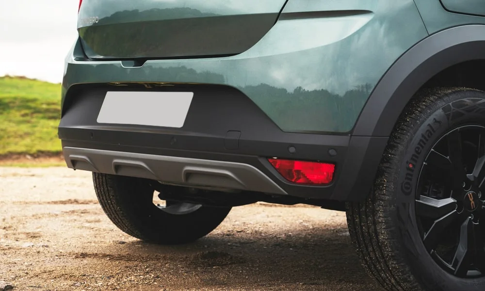 Фото Renault Sandero Stepway (2024) — вид сзади, фото 5. Зелёный кузов сзади — фонари и бампер определяют ночной образ модели Renault Sandero Stepway (2024) — вид сзади, фото 5