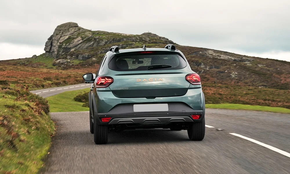 Фото Renault Sandero Stepway (2024) — вид сзади, фото 6. Зелёный кузов сзади — фонари и бампер определяют ночной образ модели. Светодиодная полоса или раздельные секции — задняя оптика стала главным украшением кормы Renault Sandero Stepway (2024) — вид сзади, фото 6