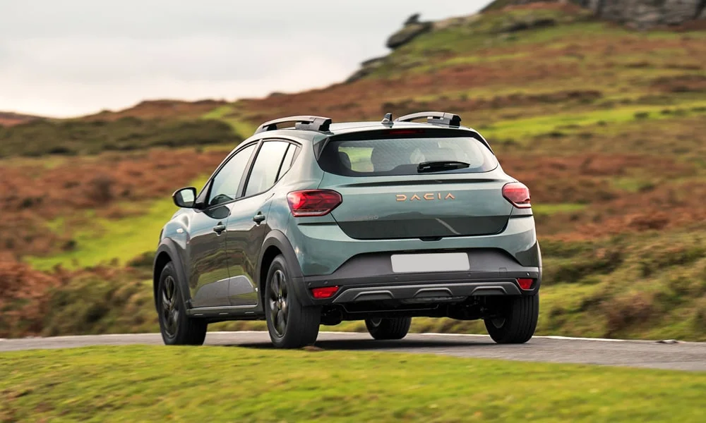 Фото Renault Sandero Stepway (2024) — вид сзади, фото 7. Графика фонарей, бампер и оформление пятой двери Renault Sandero Stepway (2024) — вид сзади, фото 7
