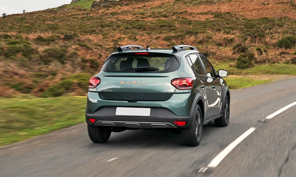 Фото Renault Sandero Stepway (2024) — вид сзади, фото 8. Линия крыши, стойки и задняя дверь в зелёном исполнении Renault Sandero Stepway (2024) — вид сзади, фото 8