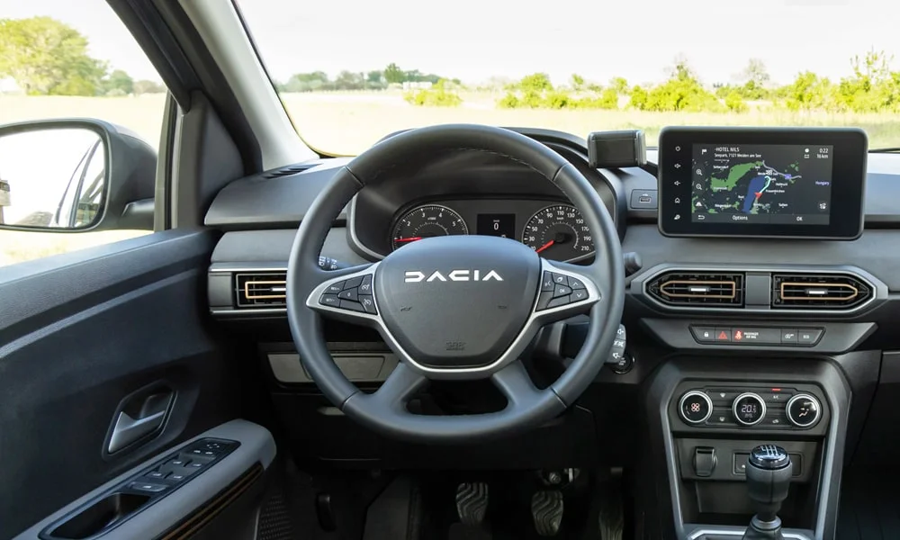 Фото Renault Sandero Stepway (2024) — руль. Обшивка обода и компоновка спиц крупным планом Renault Sandero Stepway (2024) — руль