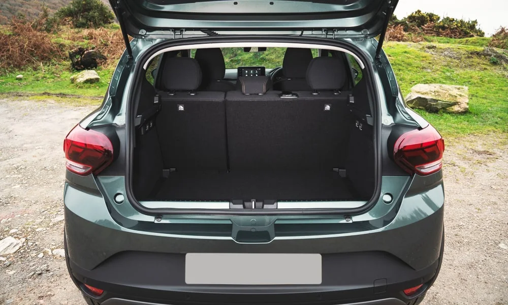 Фото Renault Sandero Stepway (2024) — багажник, фото 2. Грузовой отсек с открытой дверью: погрузочная высота и ширина проёма. Под полом обычно размещены органайзер, докатка или ремкомплект Renault Sandero Stepway (2024) — багажник, фото 2