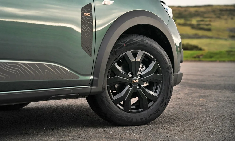 Фото Renault Sandero Stepway (2024) — колесо и диск. Дизайн спиц и профиль резины крупным планом. Индекс скорости и нагрузки читается на боковине шины Renault Sandero Stepway (2024) — колесо и диск