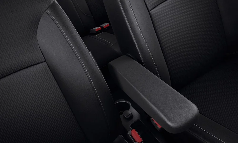 Фото Renault Sandero — центральный подлокотник. Подлокотник консоли: зона отдыха правой руки и крышка бокса. Внутри — бокс для мелочей; у ряда версий с охлаждением и USB Renault Sandero — центральный подлокотник
