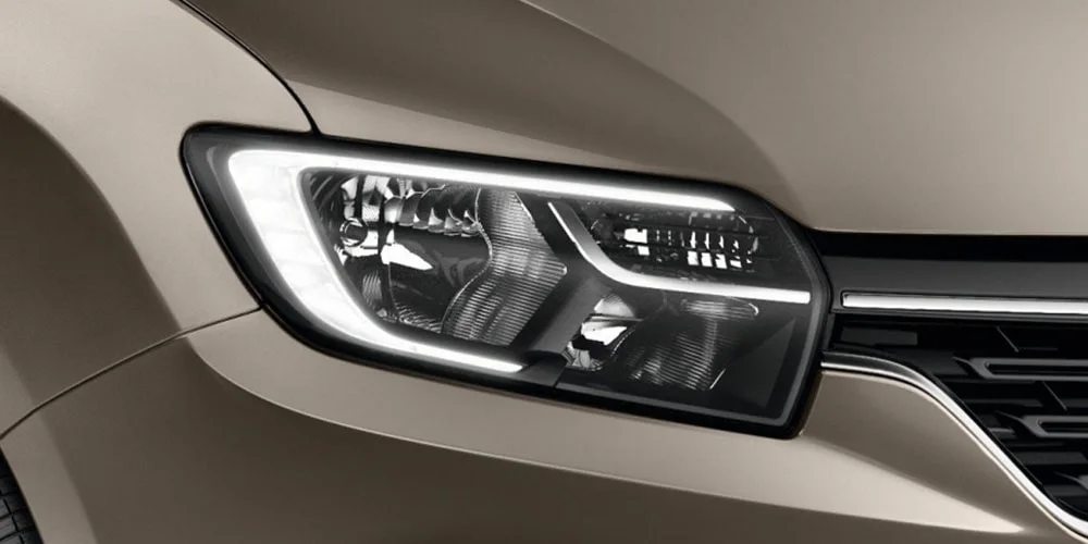 Фото Renault Sandero — передняя оптика. Линзы и секции ходовых огней крупным планом. Светодиодная оптика служит весь срок жизни машины без замены ламп Renault Sandero — передняя оптика