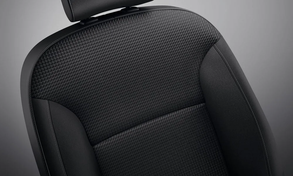 Фото Renault Sandero — интерьер, фото 2. Общий план салона: архитектура панели, консоль и кресла Renault Sandero — интерьер, фото 2
