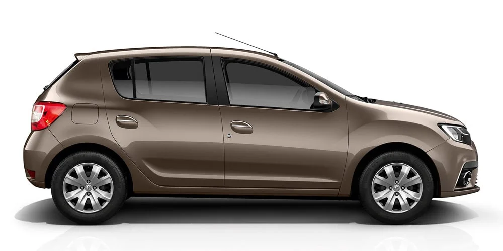Фото Renault Sandero — вид сбоку. Профиль кузова: колёсная база, свесы и линия остекления. Длинная база — простор второго ряда; короткие свесы упрощают парковку Renault Sandero — вид сбоку