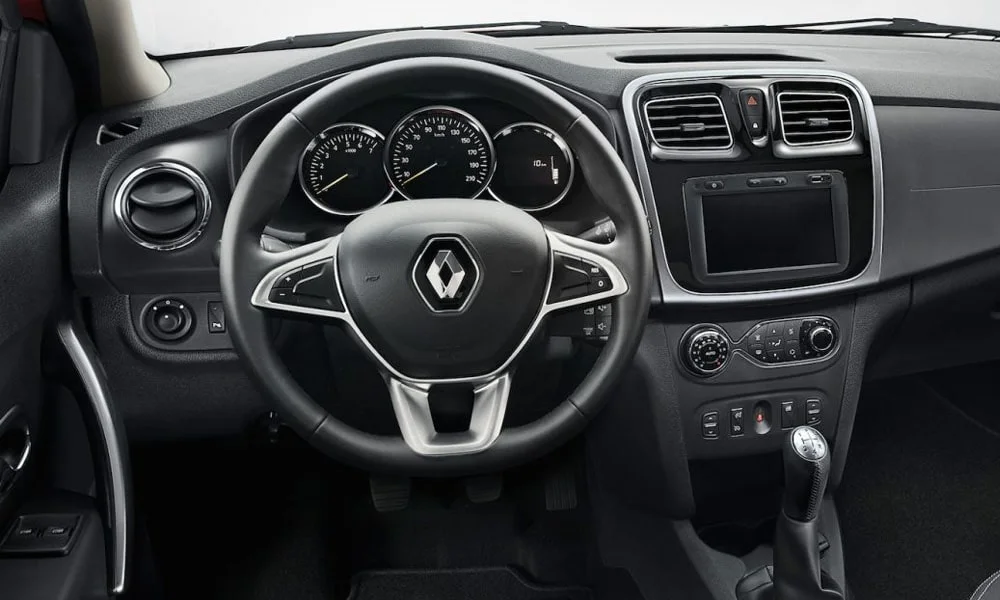 Фото Renault Sandero — руль. Обшивка обода и компоновка спиц крупным планом Renault Sandero — руль