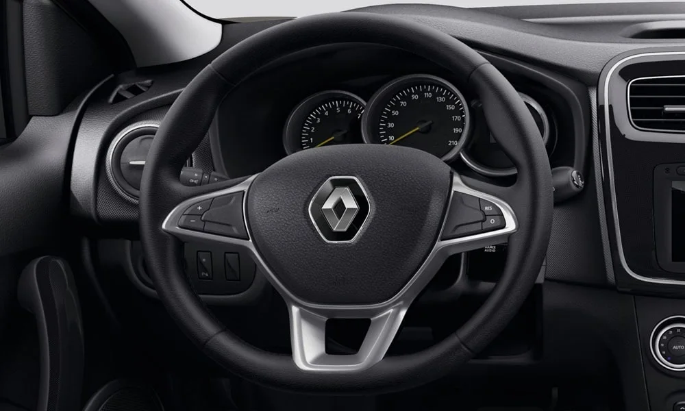 Фото Renault Sandero — руль, фото 2. Обшивка обода и компоновка спиц крупным планом. Клавиши на спицах управляют медиа, круизом и ассистентами — руки остаются на руле Renault Sandero — руль, фото 2