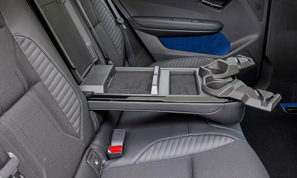 Фото Renault Scenic — центральная консоль. Бокс консоли открыт: организация хранения между креслами. Прорезиненное дно ниш удерживает мелочи в поворотах Renault Scenic — центральная консоль