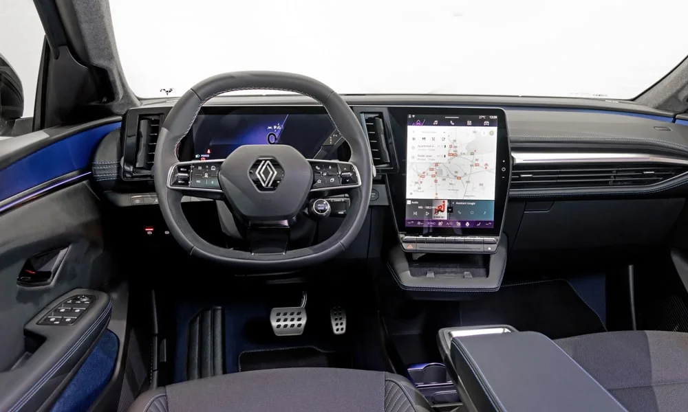 Фото Renault Scenic — передняя панель. Панель в тёмно-синей отделке — видна компоновка экранов и органов управления. Минимум физических кнопок — ставка на экранное управление Renault Scenic — передняя панель