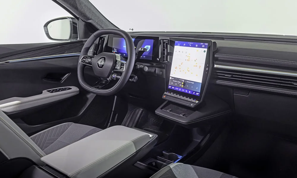 Фото Renault Scenic — передняя панель, фото 2. Компоновка экранов, дефлекторов и консоли. Мягкие материалы верхнего яруса и вставки задают уровень интерьера Renault Scenic — передняя панель, фото 2