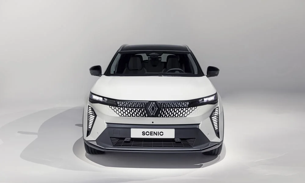 Фото Renault Scenic — вид спереди, фото 3. Передок в белом исполнении — крупная светотехника и выразительный бампер Renault Scenic — вид спереди, фото 3