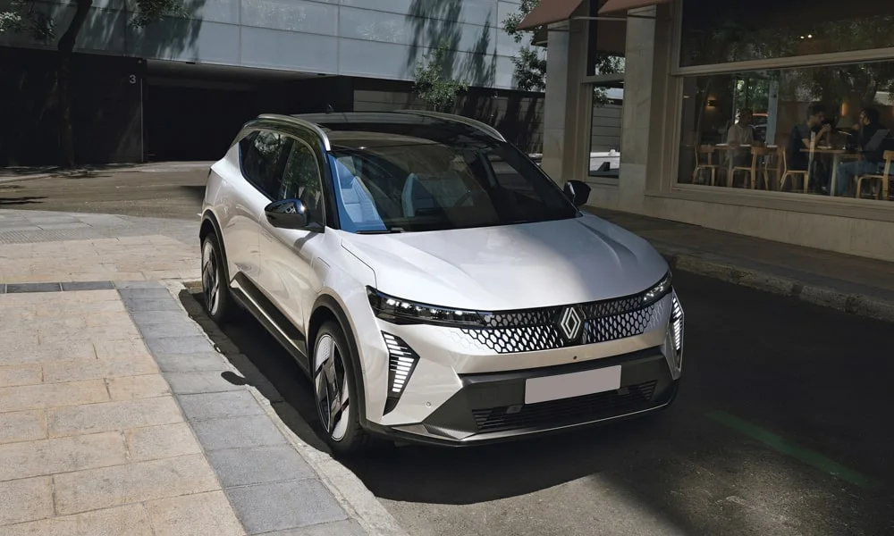Фото Renault Scenic — вид спереди, фото 4. Оптика, решётка и бампер — первое впечатление о модели. Дневные ходовые огни включаются автоматически с запуском Renault Scenic — вид спереди, фото 4