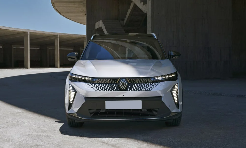 Фото Renault Scenic — вид спереди, фото 5. Передок в серебристом исполнении — крупная светотехника и выразительный бампер. Рисунок ходовых огней — подпись модели, по нему её узнают в потоке Renault Scenic — вид спереди, фото 5