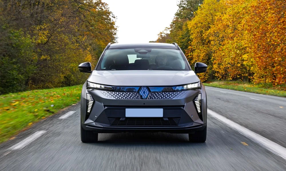 Фото Renault Scenic — вид спереди, фото 8. Оптика, решётка и бампер — первое впечатление о модели Renault Scenic — вид спереди, фото 8