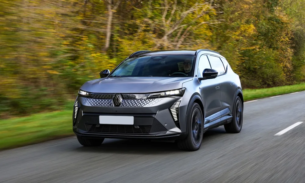 Фото Renault Scenic — вид спереди, фото 9. Анфас: пропорции капота, посадка кузова и графика ходовых огней. Рисунок ходовых огней — подпись модели, по нему её узнают в потоке Renault Scenic — вид спереди, фото 9