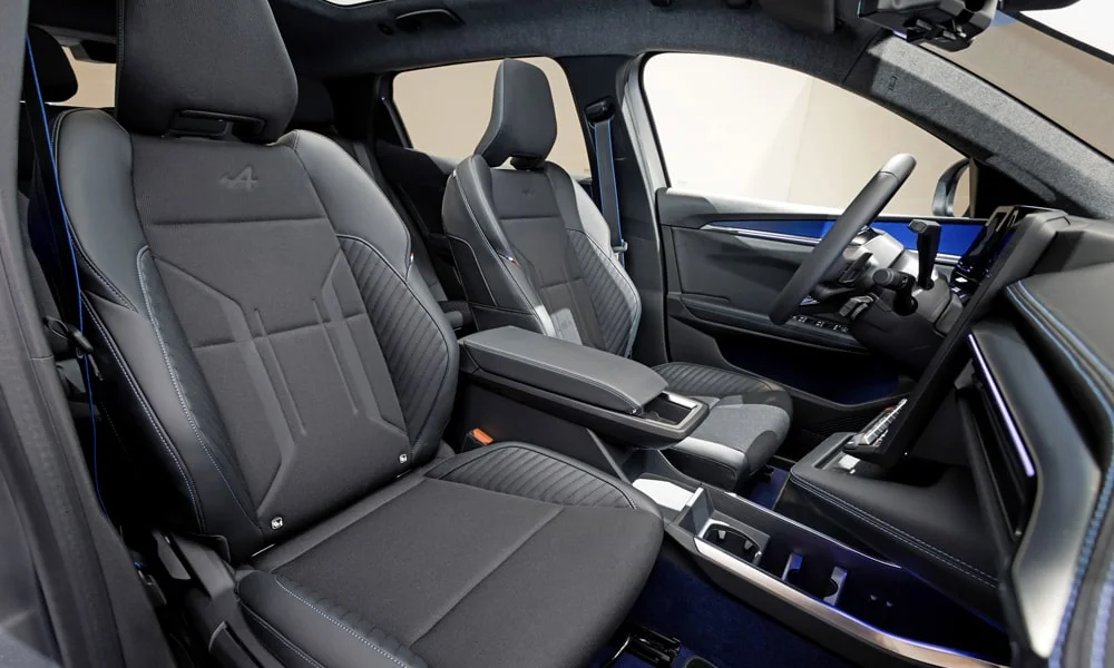 Фото Renault Scenic — передние сиденья. Профиль кресел: боковая поддержка и подголовники. Регулировки с памятью возвращают кресло под водителя одним нажатием — у версий с электроприводом Renault Scenic — передние сиденья