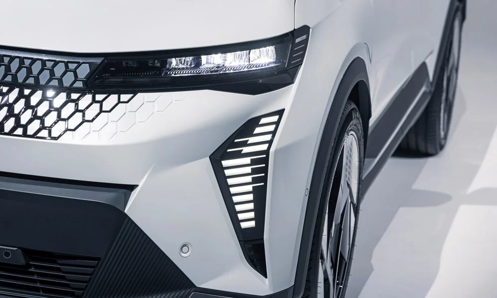 Фото Renault Scenic — решётка радиатора, фото 2. Рисунок решётки: сетка, ламели или глухая панель у электроверсий. За решёткой у многих комплектаций стоит радар адаптивного круиз-контроля Renault Scenic — решётка радиатора, фото 2