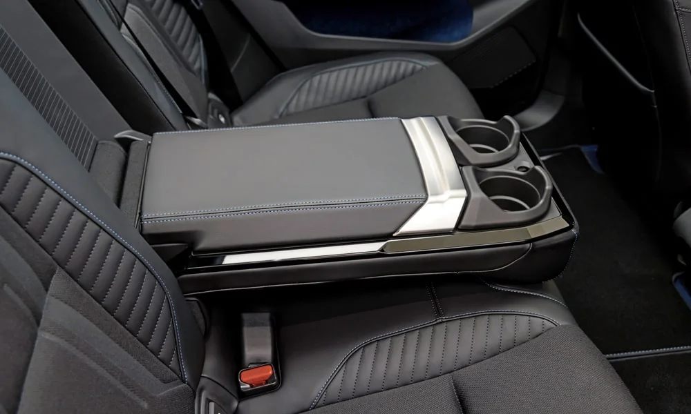 Фото Renault Scenic — интерьер. Общий план салона: архитектура панели, консоль и кресла. Уровень отделки читается по стыкам панелей и мягким поверхностям в зонах касания Renault Scenic — интерьер