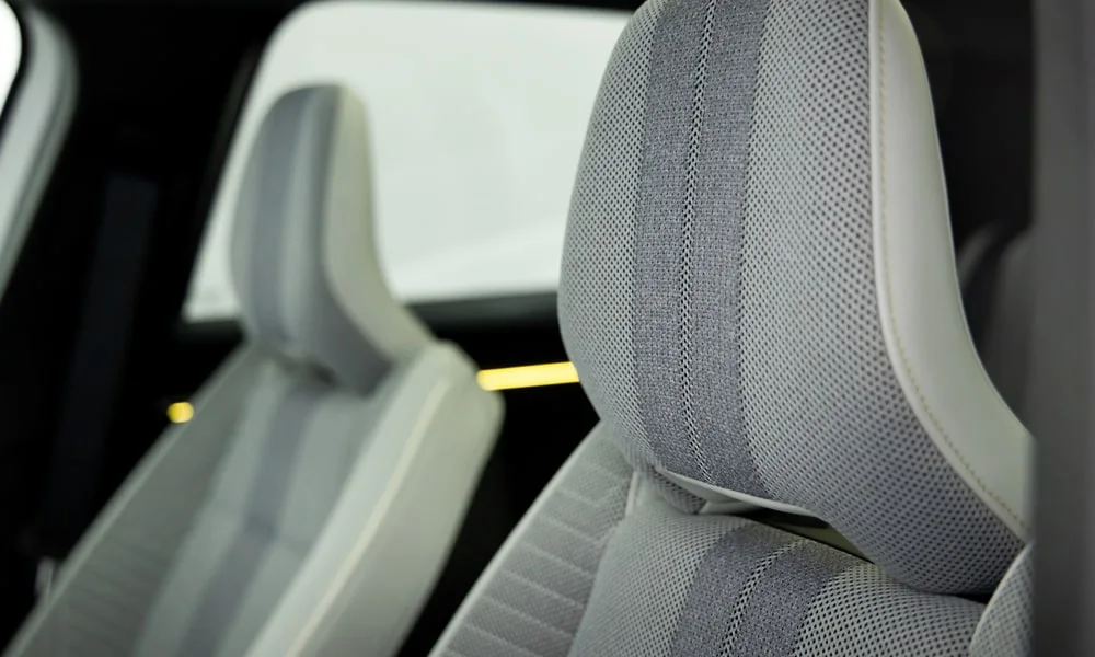 Фото Renault Scenic — интерьер, фото 2. Общий план салона: архитектура панели, консоль и кресла. Уровень отделки читается по стыкам панелей и мягким поверхностям в зонах касания Renault Scenic — интерьер, фото 2