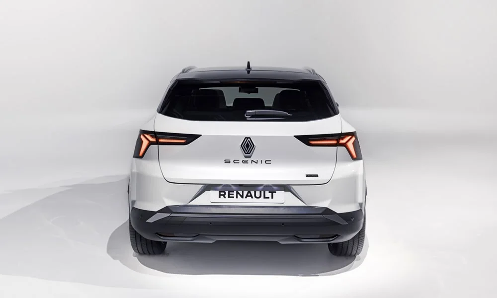 Фото Renault Scenic — вид сзади, фото 2. Графика фонарей, бампер и оформление пятой двери. Светодиодная полоса или раздельные секции — задняя оптика стала главным украшением кормы Renault Scenic — вид сзади, фото 2